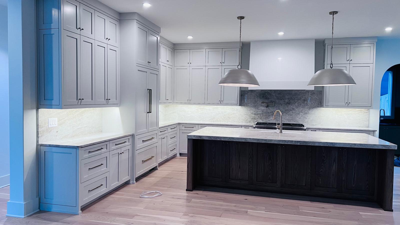 Proyecto destacado de cocina con isla y gabinetes personalizados